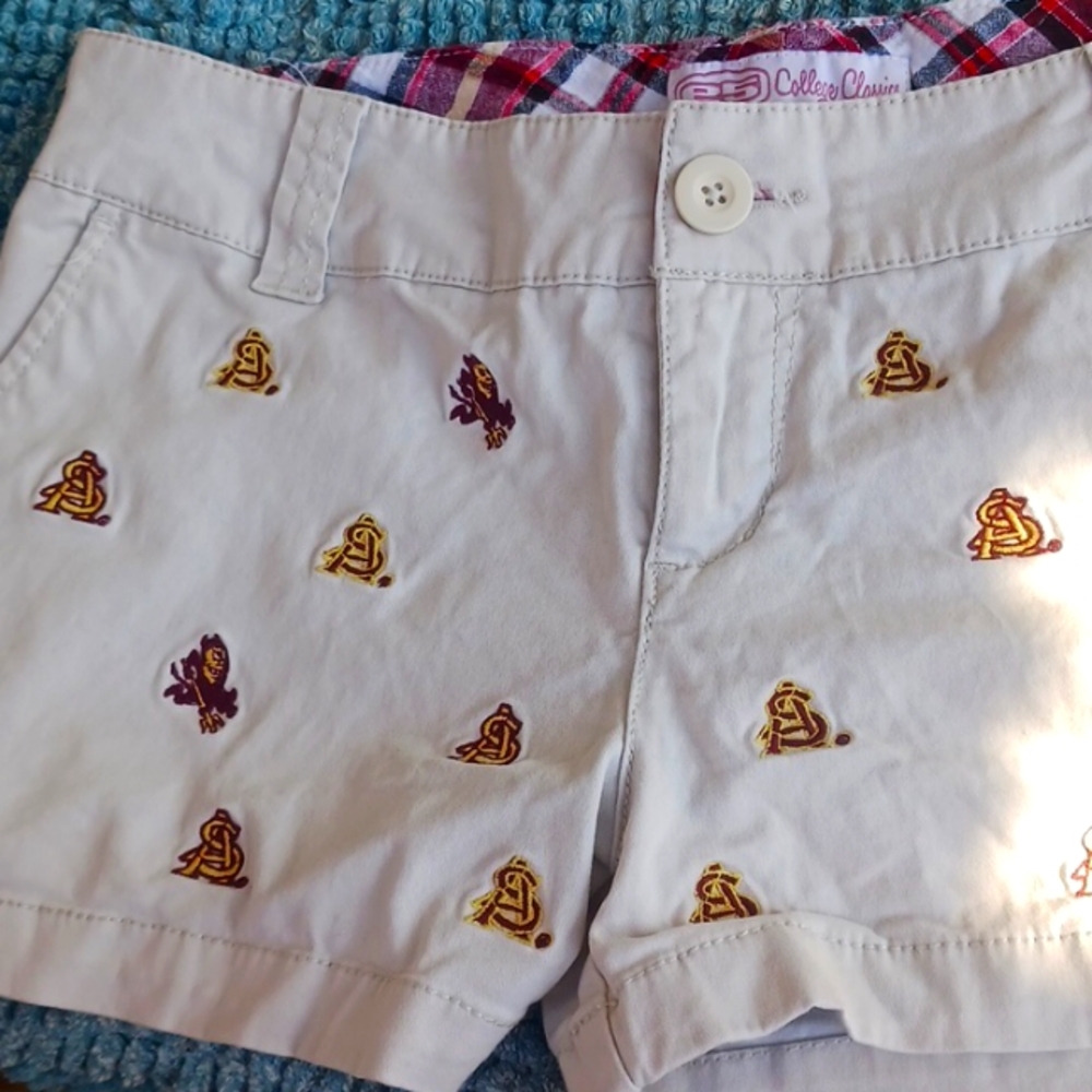 Khaki Shorts Sports logo, super cute size 7